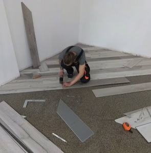 Укладка ПВХ плитки по диагонали замковая